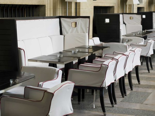 Admirez la beauté du paysage sur l'extérieur du restaurant Tour Eiffel