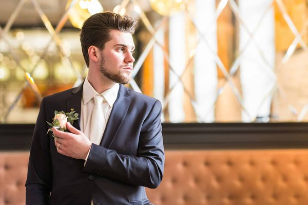Ajoutez une touche d'élégance à votre mariage avec une boutonnière raffinée !